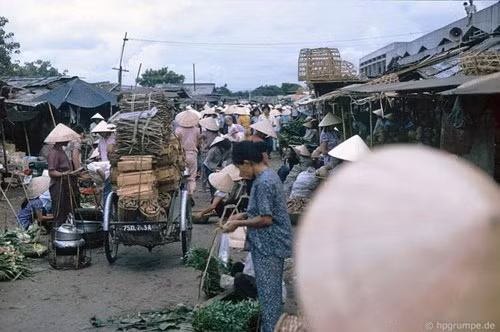 Xích lô len lỏi vào chợ.