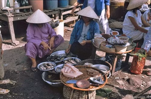 Chợ bán đủ loại thịt cá...