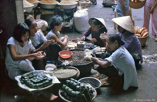 Các hàng quà vặt.