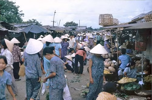 Khu vực họp chợ ngoài trời.