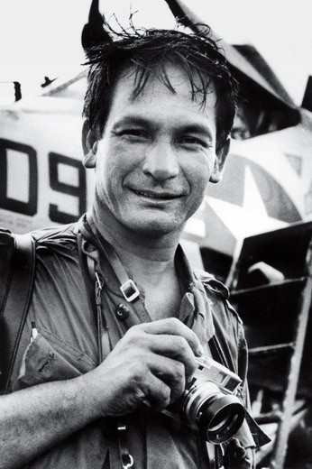  Henri Huet (1927 –1971, quốc tịch Pháp, có mẹ là người Việt) là một phóng viên ảnh nổi tiếng của AP trong thời gian chiến tranh Việt Nam. Đến Việt Nam từ năm 1965, ông đã bị thương nặng vào năm 1967 và đã được AP chuyển về văn phòng tại Tokyo. Nhưng ngay sau đó ông lại yêu cầu được chuyển trở lại chiến trường Việt Nam. Henri Huet mất do tai nạn máy bay trực thăng tại Lào cùng 3 phóng viên khác năm 1971.