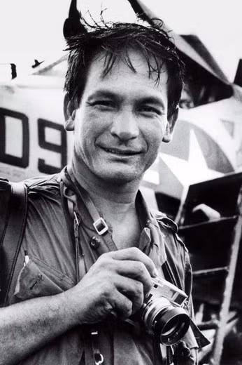  Henri Huet (1927 –1971, quốc tịch Pháp, có mẹ là người Việt) là một phóng viên ảnh nổi tiếng của AP trong thời gian chiến tranh Việt Nam. Đến Việt Nam từ năm 1965, ông đã bị thương nặng vào năm 1967 và đã được AP chuyển về văn phòng tại Tokyo. Nhưng ngay sau đó ông lại yêu cầu được chuyển trở lại chiến trường Việt Nam. Henri Huet mất do tai nạn máy bay trực thăng tại Lào cùng 3 phóng viên khác năm 1971. 