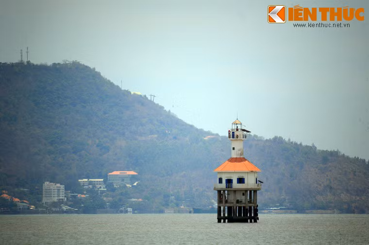 Nằm ở cửa ngõ ra biển của TP HCM và các cảng dầu khí quan trọng của Vũng Tàu, hải đăng Cần Giờ có vai trò quan trọng trong giao thông đường biển của khu vực Đông Nam Bộ nói riêng và toàn miền Nam nói chung.