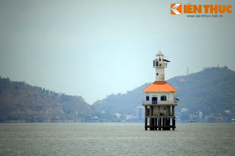 Ngọn hải đăng được chia làm 3 phần chính: Phần chân đế, phần nhà ở phần tháp hải đăng. Công trình chiếm diện tích 36m2 và cao 22,5m so với mặt biển.