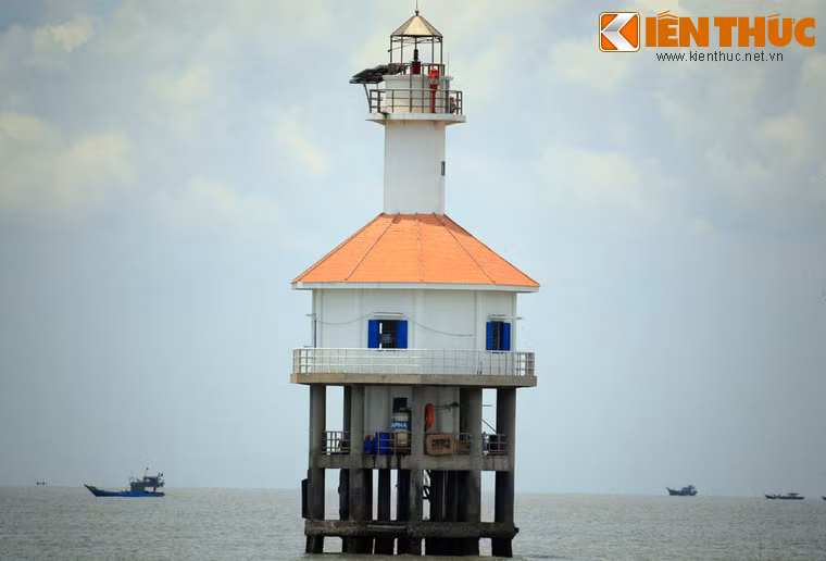 Kiến trúc hài hòa khiến ngọn hải đăng giống như một tòa lâu đài màu trắng nổi lên giữa biển khơi. Do được sơn màu trắng mà ngư dân thường gọi hải đăng này là hải đăng Bóng Trắng.