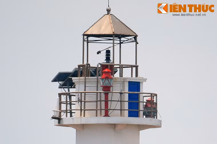 Hải đăng Cần Giờ có một lịch sử khá lâu đời. Công trình đã được xây dựng bằng thép từ thời Pháp với tên gọi Cần Giờ Aval (Aval trong tiếng Pháp nghĩa là vùng hạ lưu).