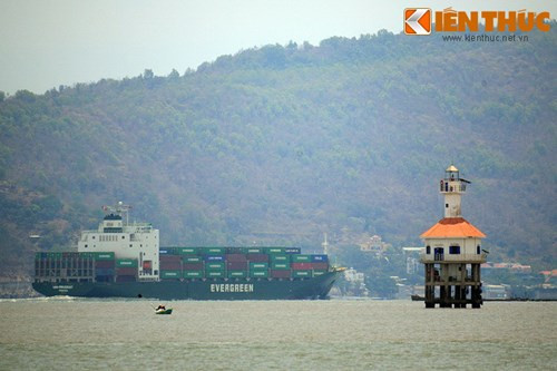 Nhờ có ngọn hải đăng mà tàu bè ra vào vịnh Gành Rái được dễ dàng, tránh vướng vào bãi cạn.