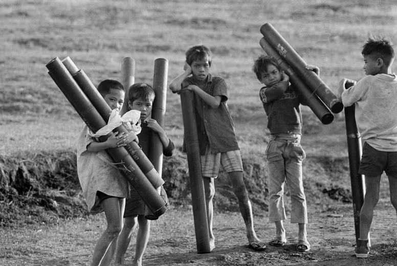  Những đứa trẻ thu nhặt vỏ đạn pháo. 