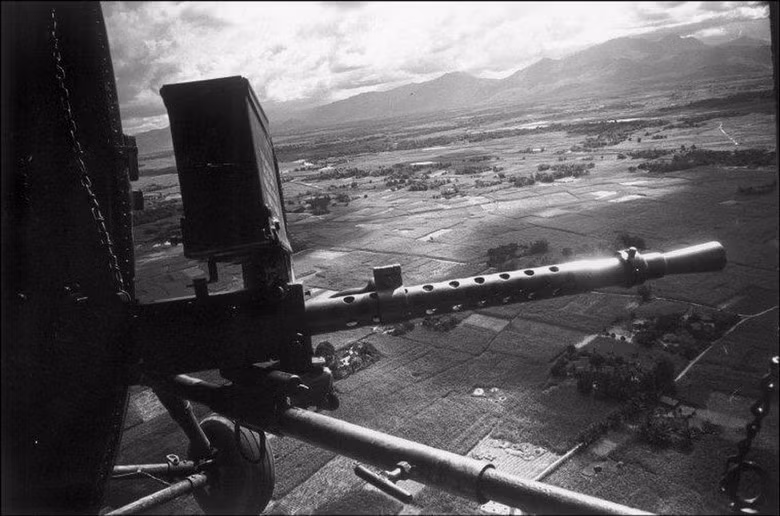  Khung cảnh nhìn từ khoang lái của trực thăng chiến đấu Mỹ. 