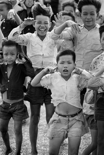  Những đứa trẻ háo hức khi nhìn trực thăng Mỹ hạ cánh.