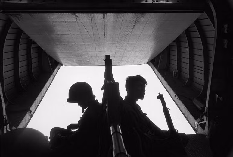  Binh lính Sài Gòn trên trực thăng quân sự trong chiến dịch đổ bộ xuống một khu vực được báo cáo có hàng trăm binh sĩ Việt Nam ẩn nấp gần Tân Hưng Đông, đồng bằng sông Cửu Long. 