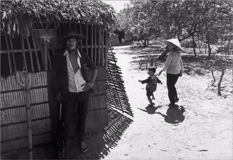  Ngôi làng nằm dưới sự kiểm soát của lực lượng Giải phóng nằm bên quốc lộ 4, gần Mỹ Tho, cách Sài Gòn khoảng 70km.