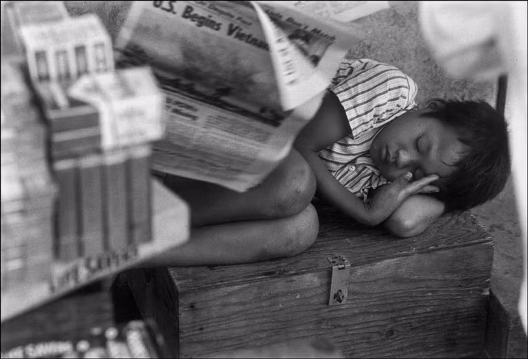  Một đứa trẻ ngủ gục trên đường phố Sài Gòn. 