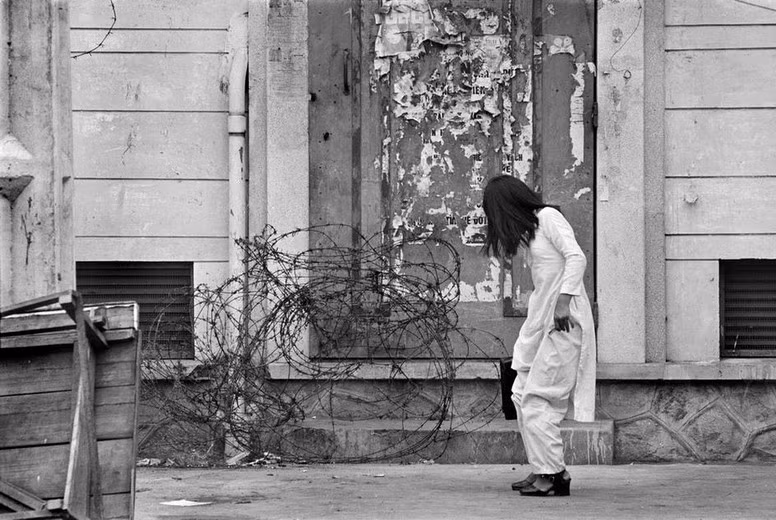  Áo dài và dây thép gai ở Sài Gòn. 