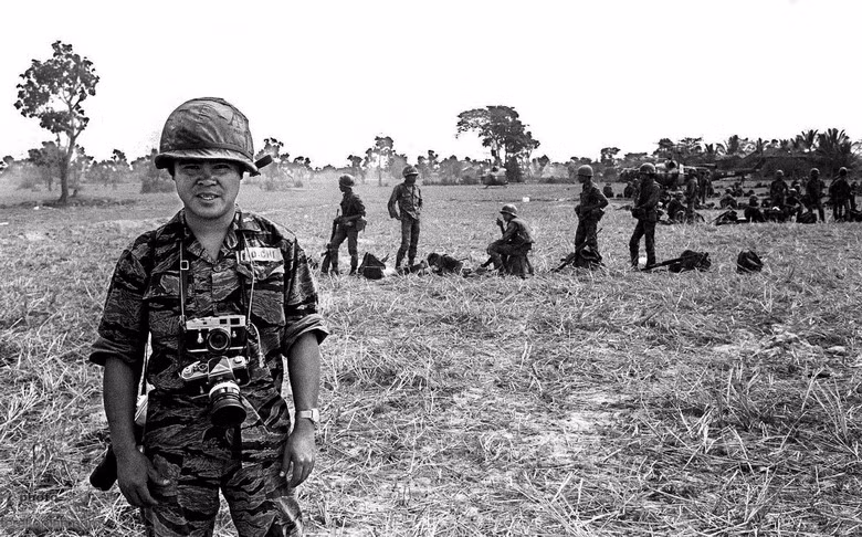  Nick Út, tên thật Huỳnh Công Út, (người Mỹ gốc Việt, sinh năm 1951 sinh tại Long An) là phóng viên ảnh cho hãng thông tấn AP tại Việt Nam từ năm 16 tuổi. Anh ruột của ông - Huỳnh Thanh Mỹ cũng là một phóng viên chiến trường làm việc cho AP - đã chết trong Chiến tranh Việt Nam. Bản thân Nick Út cũng bị thương 3 lần trong Chiến tranh Việt Nam.