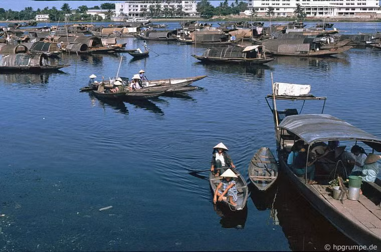 Rất nhiều hộ gia đình sống trên các con thuyền trôi nổi dọc sông Hương.