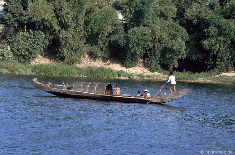 Quãng sông Hương trên đường đến chùa Thiên Mụ.