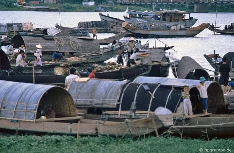 Khung cảnh sống động của xóm chài.