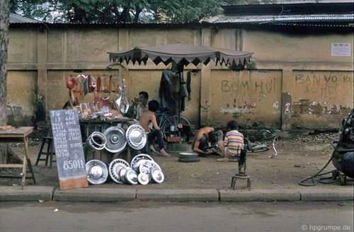 Có cả phụ tùng xe máy và ô tô.