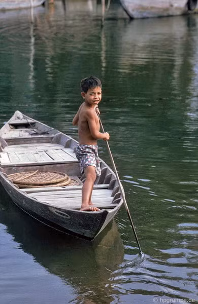 Chúng đã quen với cuộc sống trên sông nước từ rất sớm.