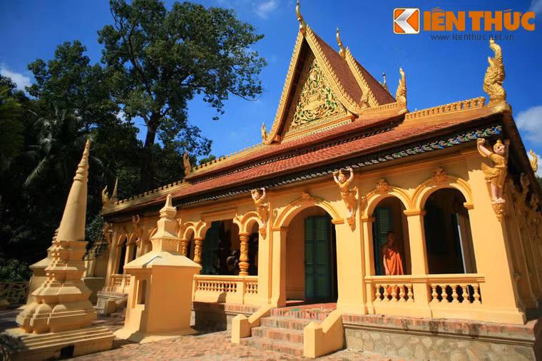 Tọa lạc trong khuôn viên rộng 4ha, chùa Âng được được xây dựng theo lối kiến trúc điển hình của chùa Khmer Nam Bộ. Chùa tọa lạc trên một nền cao 2 m, có chính điện quay về hướng Đông.