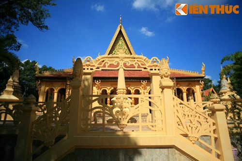 Quanh chính điện có trụ cột, hàng rào với đầu thần Bayon bốn mặt.