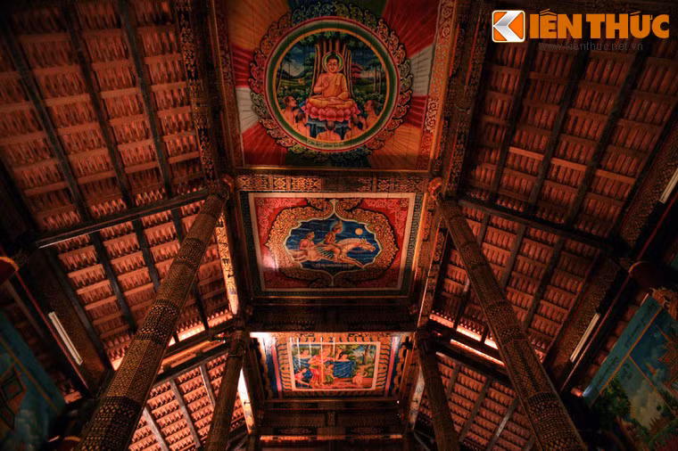 Trần chính điện được trang trí các bức bích họa lớn theo chủ đề: Phật Thích Ca đản sinh, xuất gia, đắc đạo và nhập niết bàn.