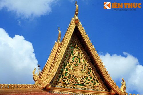 Họa tiết trang trí trên mặt chính diện của mái.