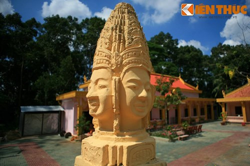 Cân cảnh tượng đầu thần Bayon trên hàng rào.