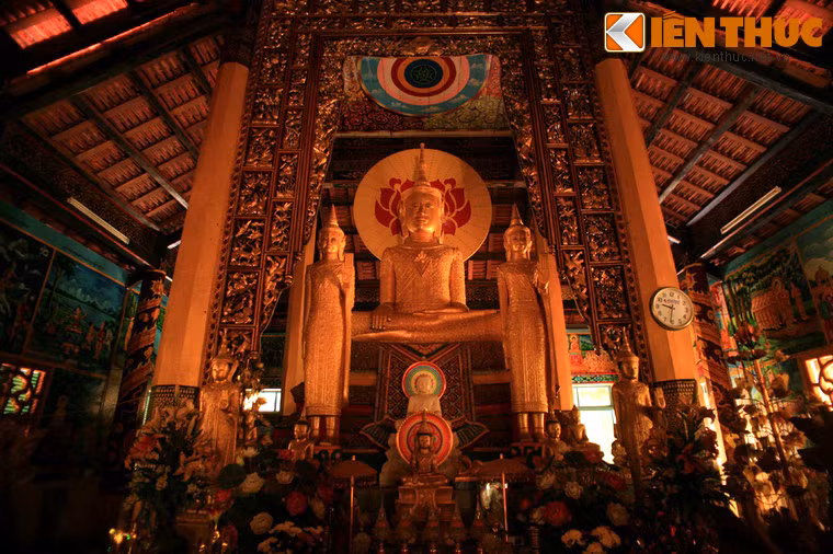 Bệ thờ Phật rộng gần 30m2 gồm bốn bậc. Tượng Phật chính cao 2,1 m. Xung quanh có khoảng 50 tượng Phật khác nhỏ hơn.