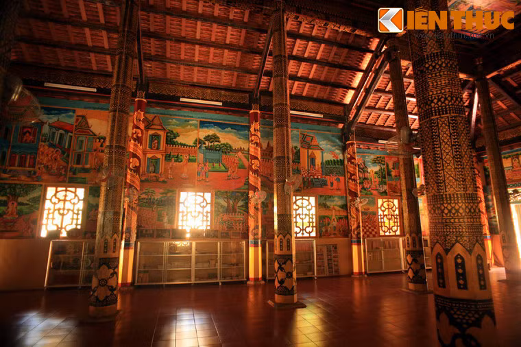 Vách chính điện được bài trí bằng các bức tranh vẽ.