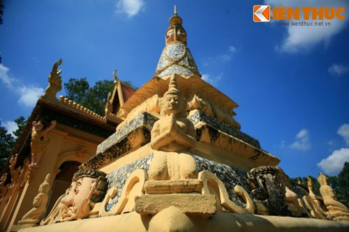 Xung quanh chính điện có nhiều tháp trên đỉnh là tượng đầu thần 4 mặt Mahaprum.