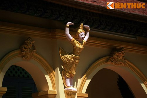 Tượng vũ nữ Ken naarr với hai tay chống đỡ mái được đặt ở các đầu cột.