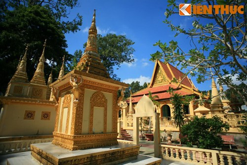 Trước chính điện còn có một tòa tháp 5 ngọn tượng trưng cho núi vũ trụ.