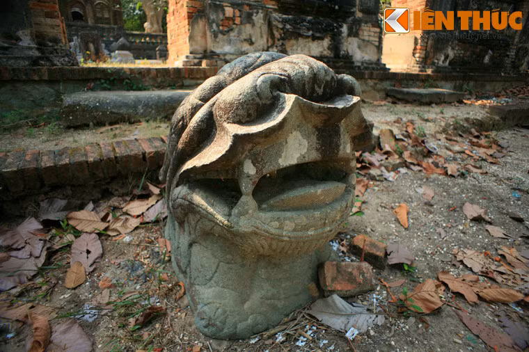 Tượng nghê đá trước tam quan.