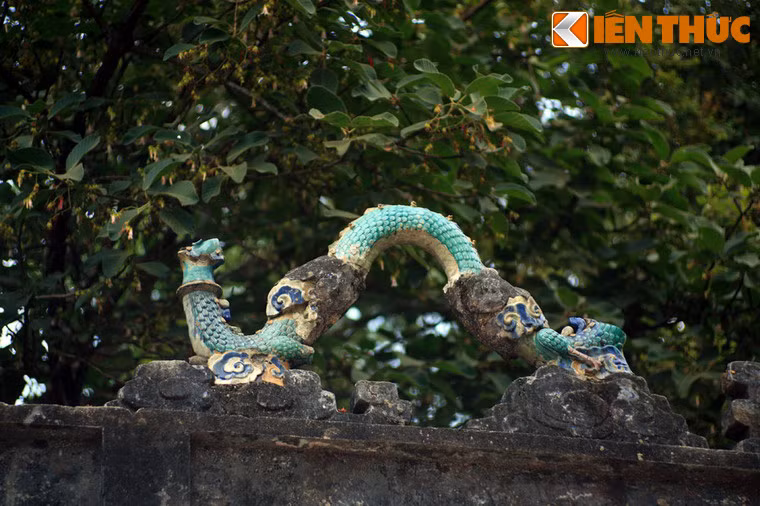 Nhiều bức tượng gốm sứ tinh xảo đã không còn lành lặn.