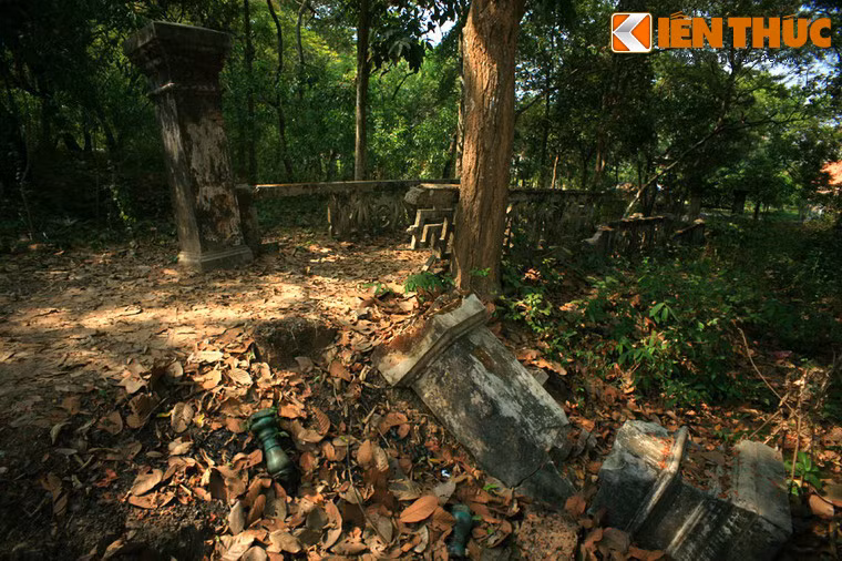 Lối đi dẫn từ chân đồi lên khu lăng mộ chỉ còn là một đống đổ nát.