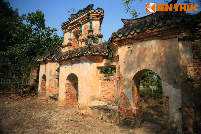 Vẻ hoang phế phơi bày ở mặt sau tam quan, với những mảng tường tróc lở trơ gạch.