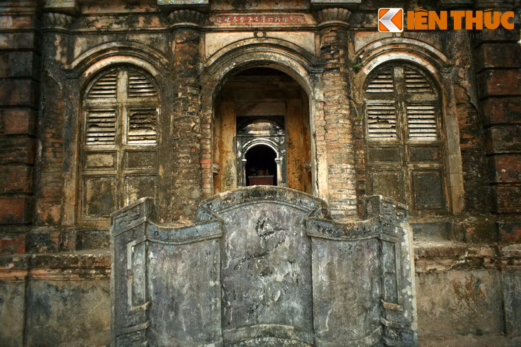 Mặt chính diện của nhà thờ.