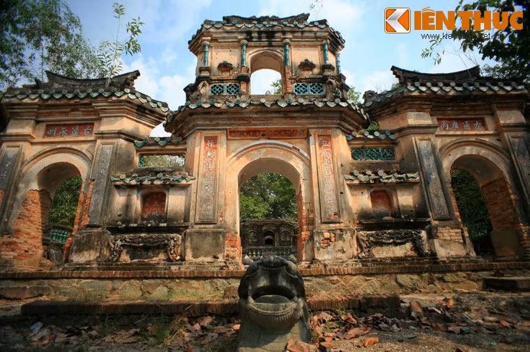 Mặt chính diện cổng tam quan của lăng mộ.