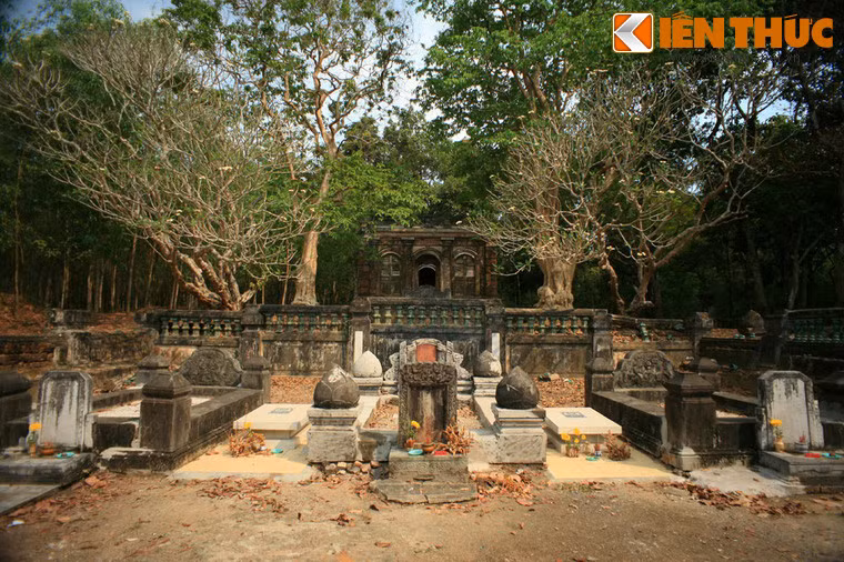 Các ngôi mộ ở nơi đây gồm 3 ngôi mộ cổ cùng một số mộ nhỏ hơn mới được xây cất.