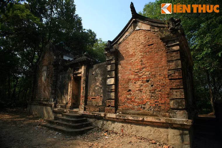 Mặt bên của nhà thờ.