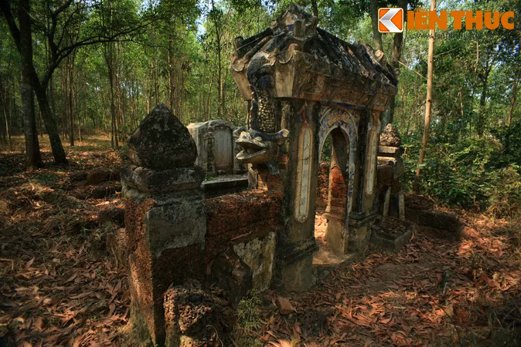 Quanh khu lăng mộ chính còn một số ngôi mộ cổ khác nhỏ hơn, nằm rải rác ở nhiều vị trí khác nhau.