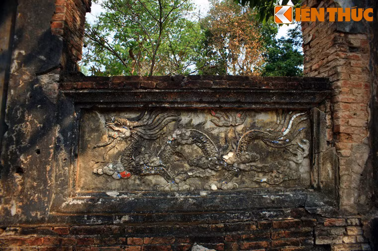 Sự hủy hoại của thời gian có thể được cảm nhận rõ ràng trên toàn thể khu lăng mộ.