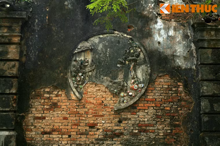 Những tấm phù điêu khảm sứ lớn hai bên nhà thờ đã không còn rõ hình hài.