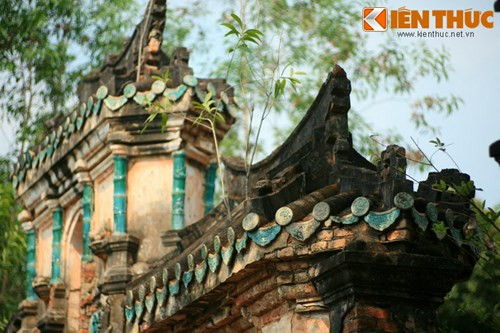 Cổng tam quan được trang trí bằng ngói gốm men xanh.