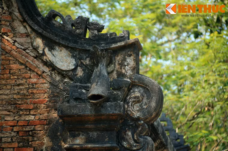 Các họa tiết trang trí trên mái nhà thờ.