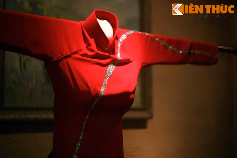 Bảo tàng Áo dài cũng sở hữu nhiều bộ áo dài từng được những phụ nữ nổi tiếng của Việt Nam mặc. Trong ảnh là áo dài của NSND Trà Giang.