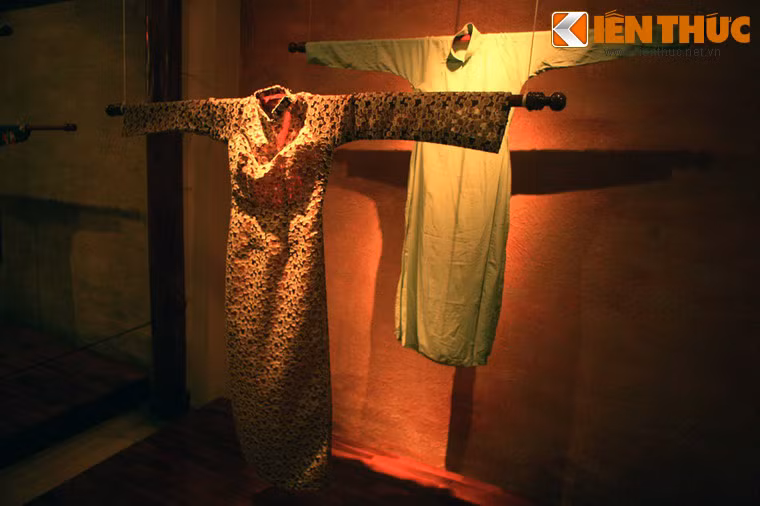 Áo dài cổ cao của thập niên 1950.