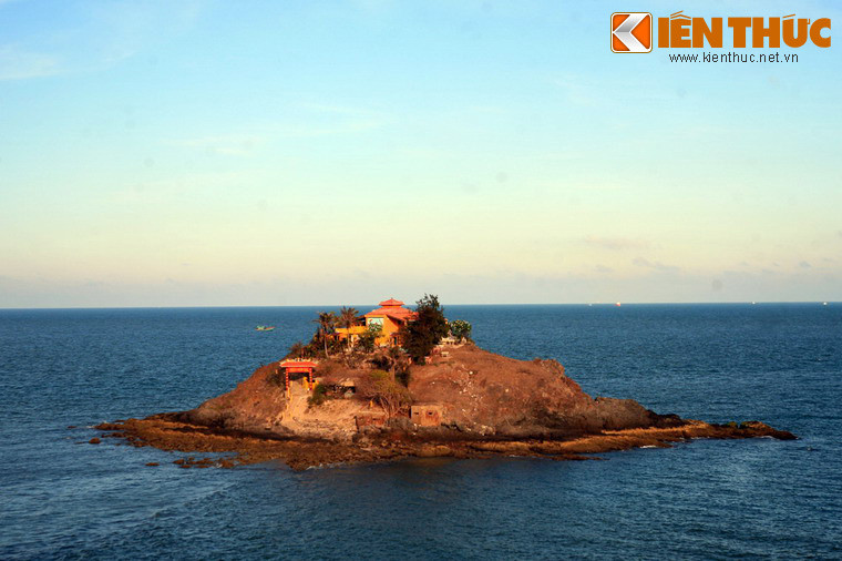 4. Hòn Bà là một đảo nhỏ nằm ở vùng biển Bãi Sau của TP Vũng Tàu. Trên Hòn Bà có miếu Hòn Bà, một ngôi miếu được dựng năm 1781, thờ bà Thủy Long thần nữ với mong muốn bà phù hộ cho những người làm nghề đánh cá trên biển.